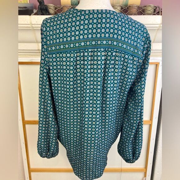 Max Studio green jacquard print like a classic tie blouse hi low puff sleeves - Picture 3 of 6